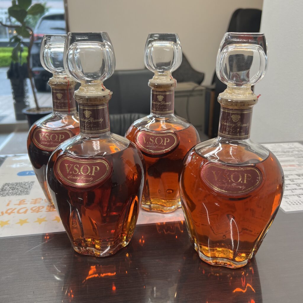 香川県外のお客様から高松市のトレリバで買取したサントリーブランデーVSOP。未開栓の美しいボトルが4本並んだ画像。