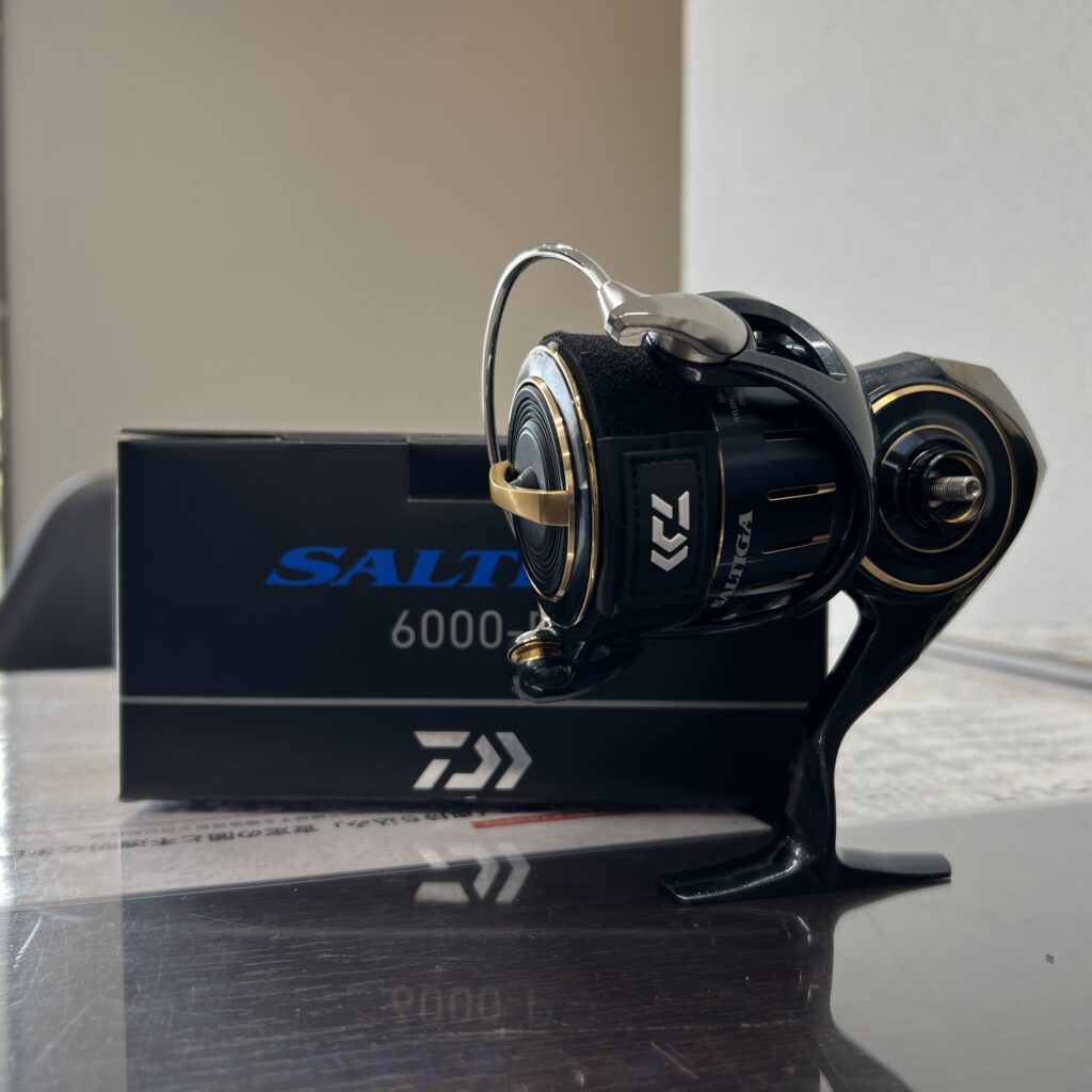 高松市のトレリバで買取したダイワ（DAIWA）のスピニングリール。リールスタンドがカスタムされた状態の中古釣具の画像。