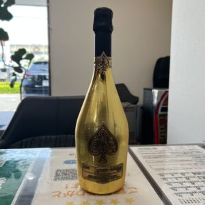 高松市のトレリバで買取した最高級シャンパンのアルマンド・ブリニャック・ゴールド。未開封の眩しい金色のボトル画像。