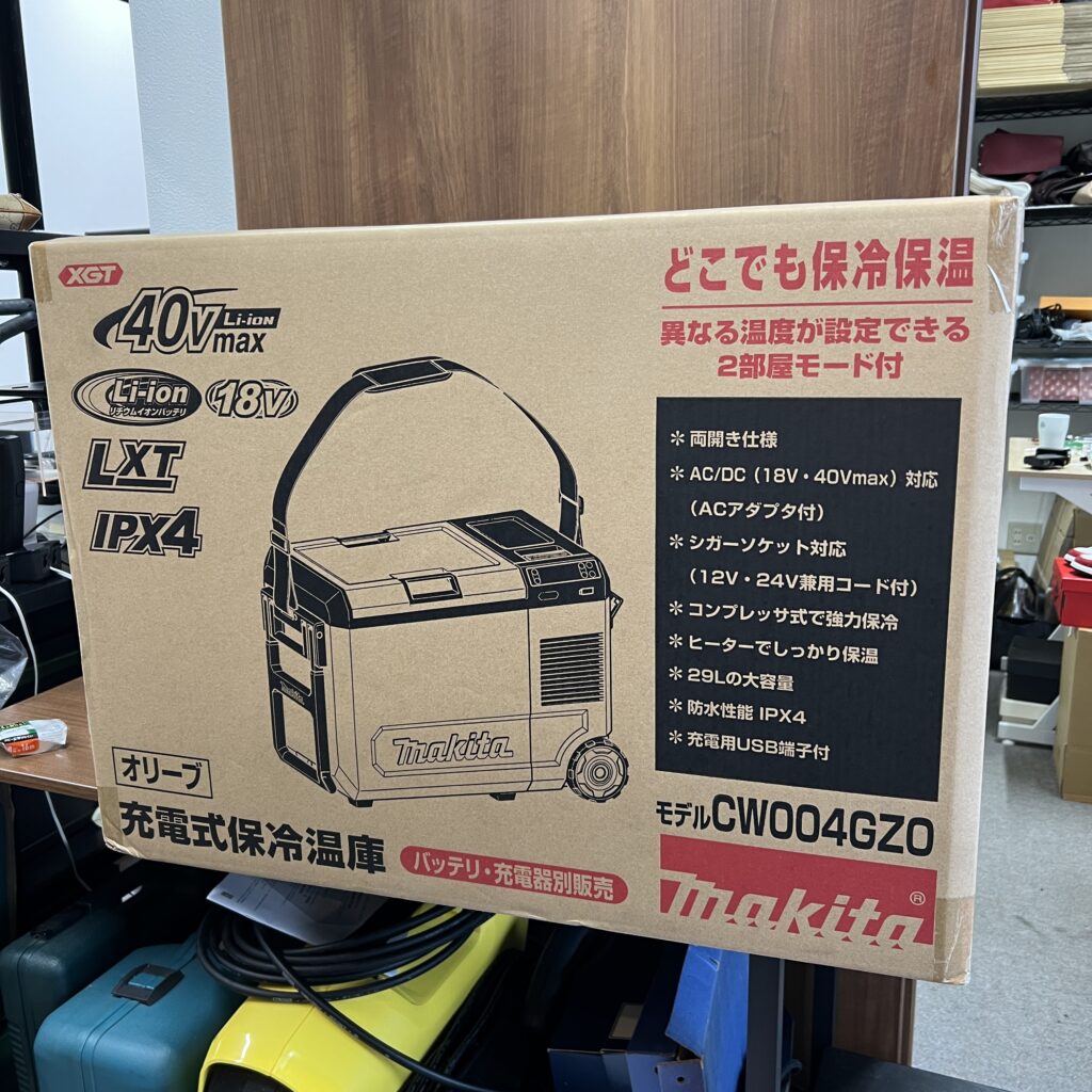 高松市のトレリバで買取したマキタの電動工具充電式保冷温庫CW004GZO。未使用の製品型番が記載された大きな茶色い外箱パッケージの画像。