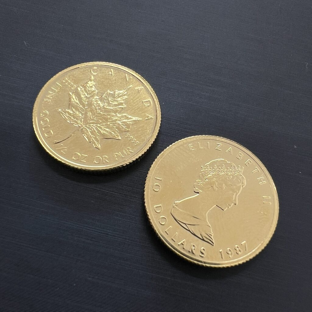 高松市のトレリバで買取した純金メイプルリーフ金貨。エリザベス女王が刻印された美しいゴールドコインの表面画像。