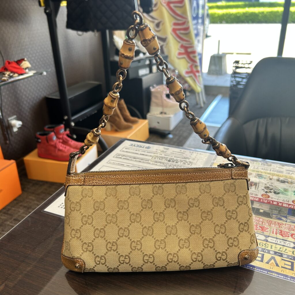 高松市のトレリバで買取したグッチのバンブーミニハンドバッグ。GGキャンバスに竹のチェーンハンドルが付いた中古ブランドバッグの画像。