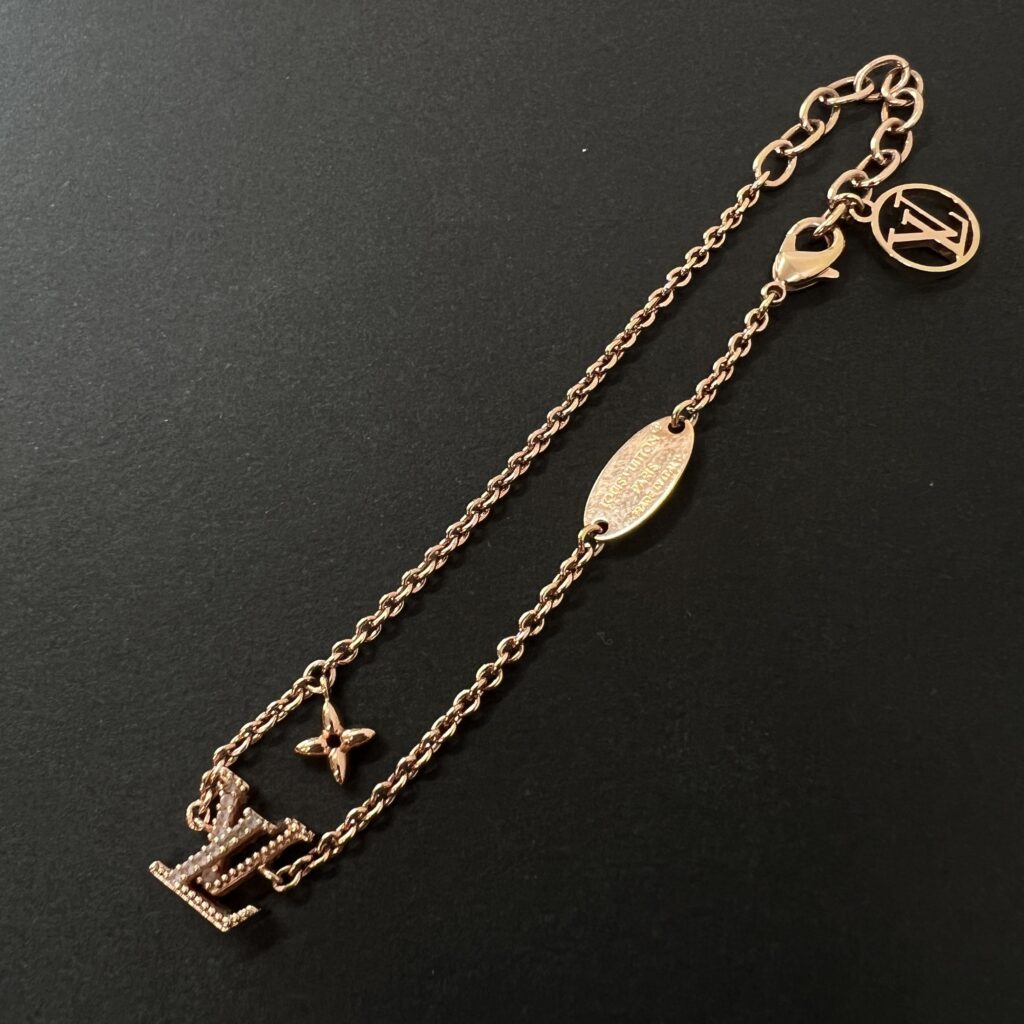 高松市のトレリバで買取したルイヴィトンのブレスレット・LV アイコニック M0942A。ローズゴールドのチェーンとLVイニシャルチャームの画像。