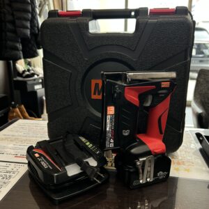 高松市のトレリバで買取したMAXの充電式タッカTG-Z4。黒いケースと急速充電器、18Vバッテリーが揃った中古電動工具の画像。