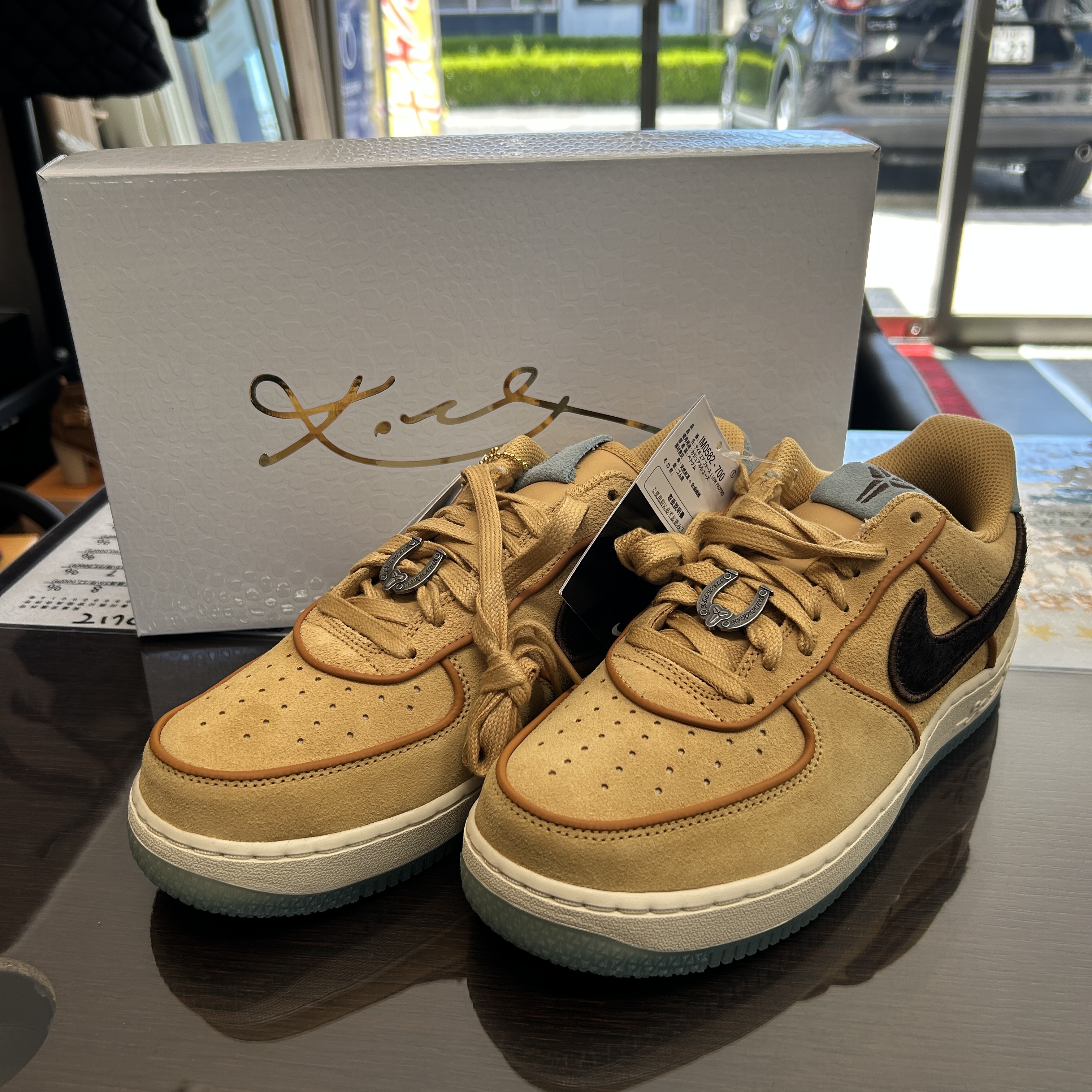 高松市のトレリバで買取したナイキの限定スニーカー「エアフォース1 LOW」。キャメルカラーの本体と特別仕様の白い化粧箱の画像。