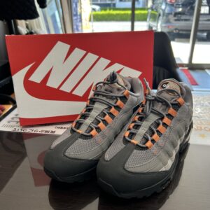 高松市のトレリバで買取したナイキのスニーカー「エアマックス95」。グラデーションとオレンジの未使用スニーカーと赤いNIKEの箱。
