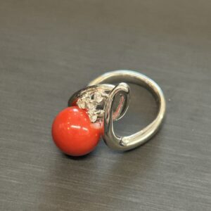 高松市のトレリバで買取したPt900天然赤珊瑚ダイヤモンドリング。大粒のサンゴの周囲にメレダイヤがあしらわれた高級宝飾ジュエリーの画像。