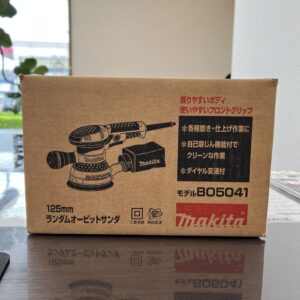高松市のトレリバで買取したマキタの電動工具ランダムオービットサンダBO0541。未使用の茶色い製品パッケージ外箱の画像。