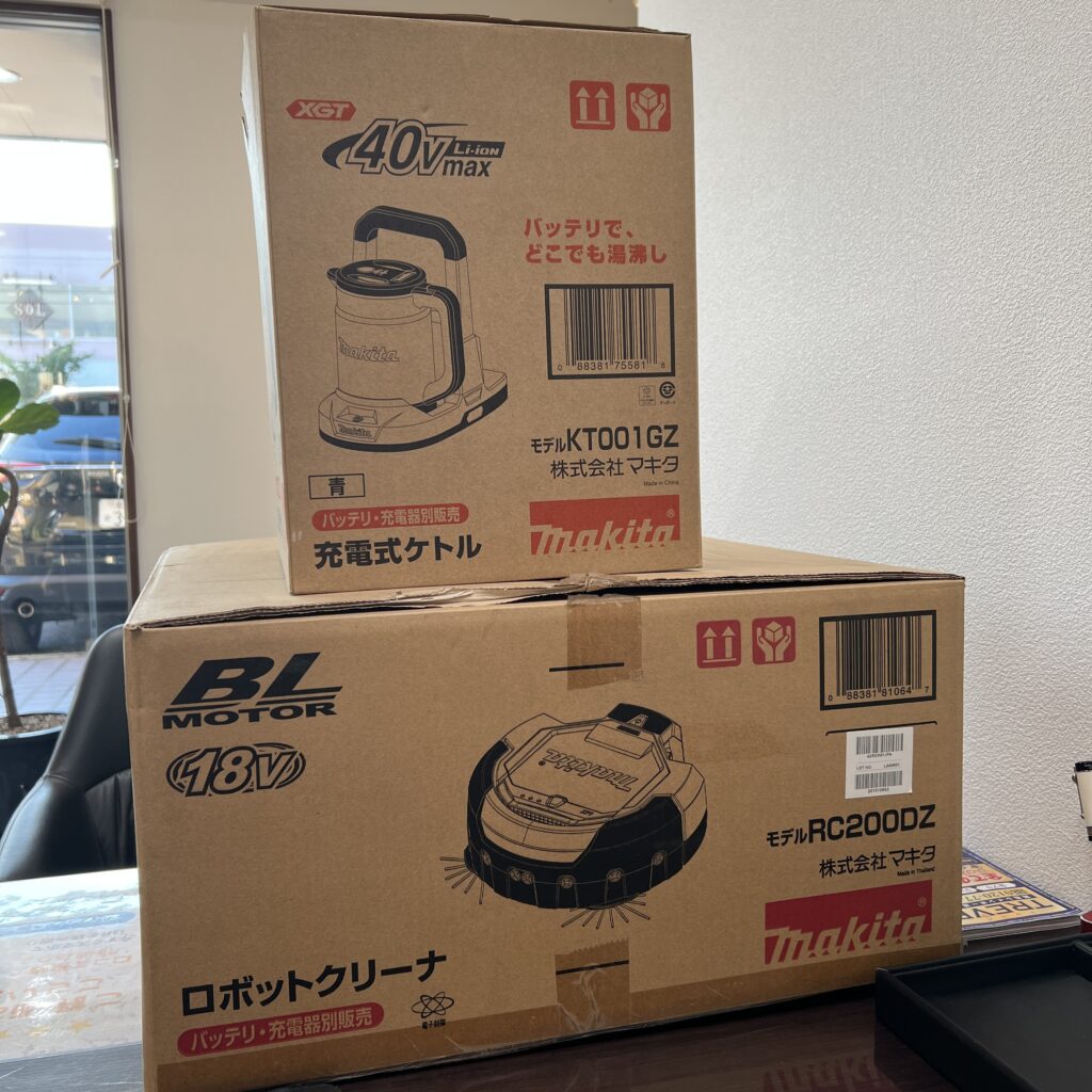 高松市のトレリバで買取したマキタ（makita）のロボットクリーナと充電式ケトル。テーブルの上に積み上げられた、茶色い段ボール元箱パッケージの画像。
