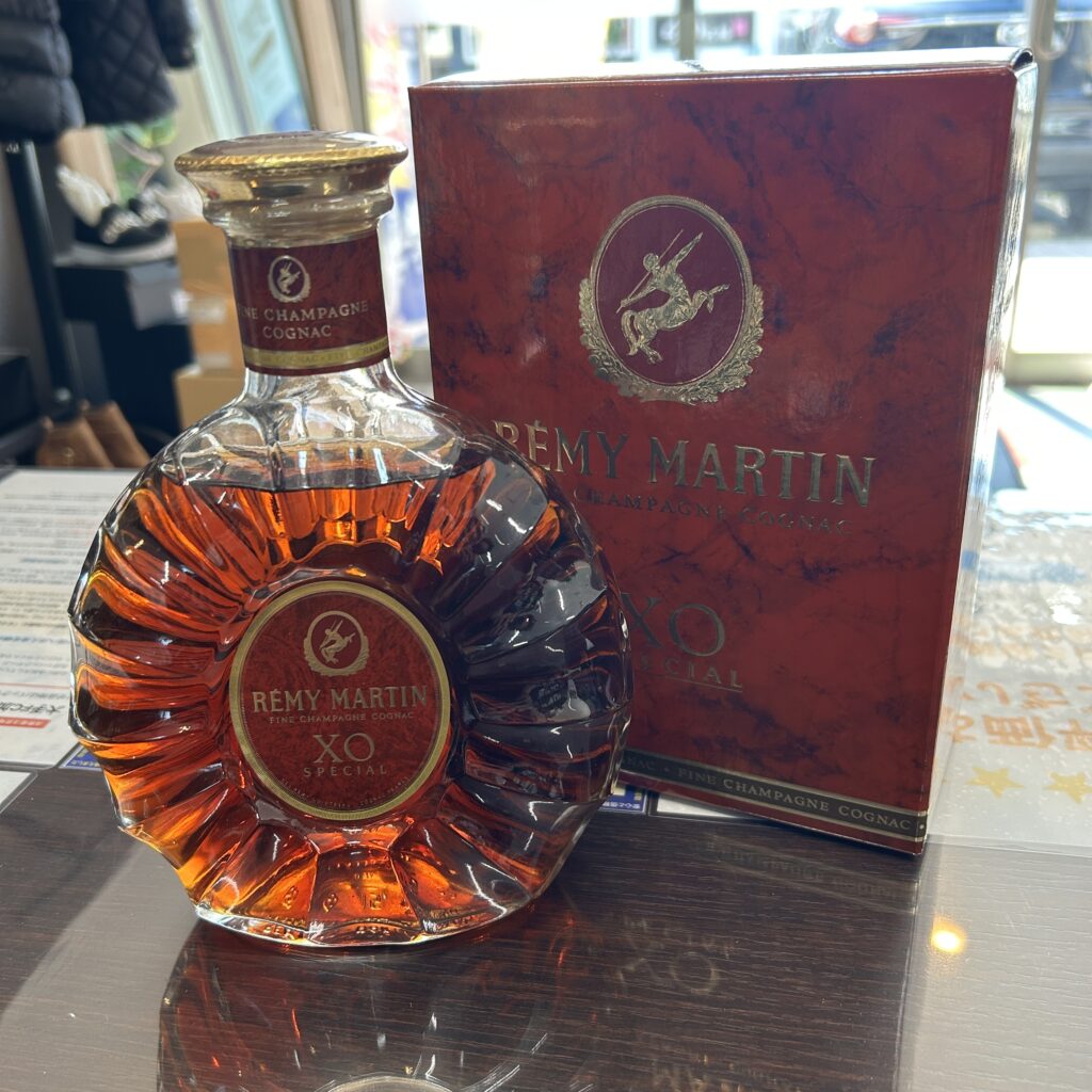 高松市のトレリバで買取した高級ブランデーのレミーマルタンXOスペシャル。未開封のデキャンタボトルと赤い化粧箱の画像。