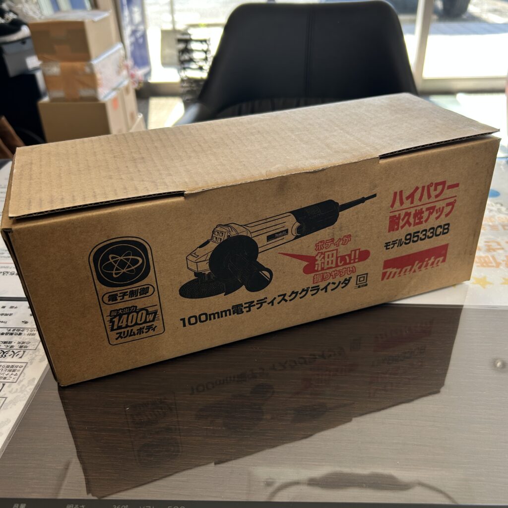 高松市のトレリバで買取したマキタの電動工具100mm電子ディスクグラインダ9533CB。未使用の製品イラストが描かれた茶色い外箱パッケージの画像。