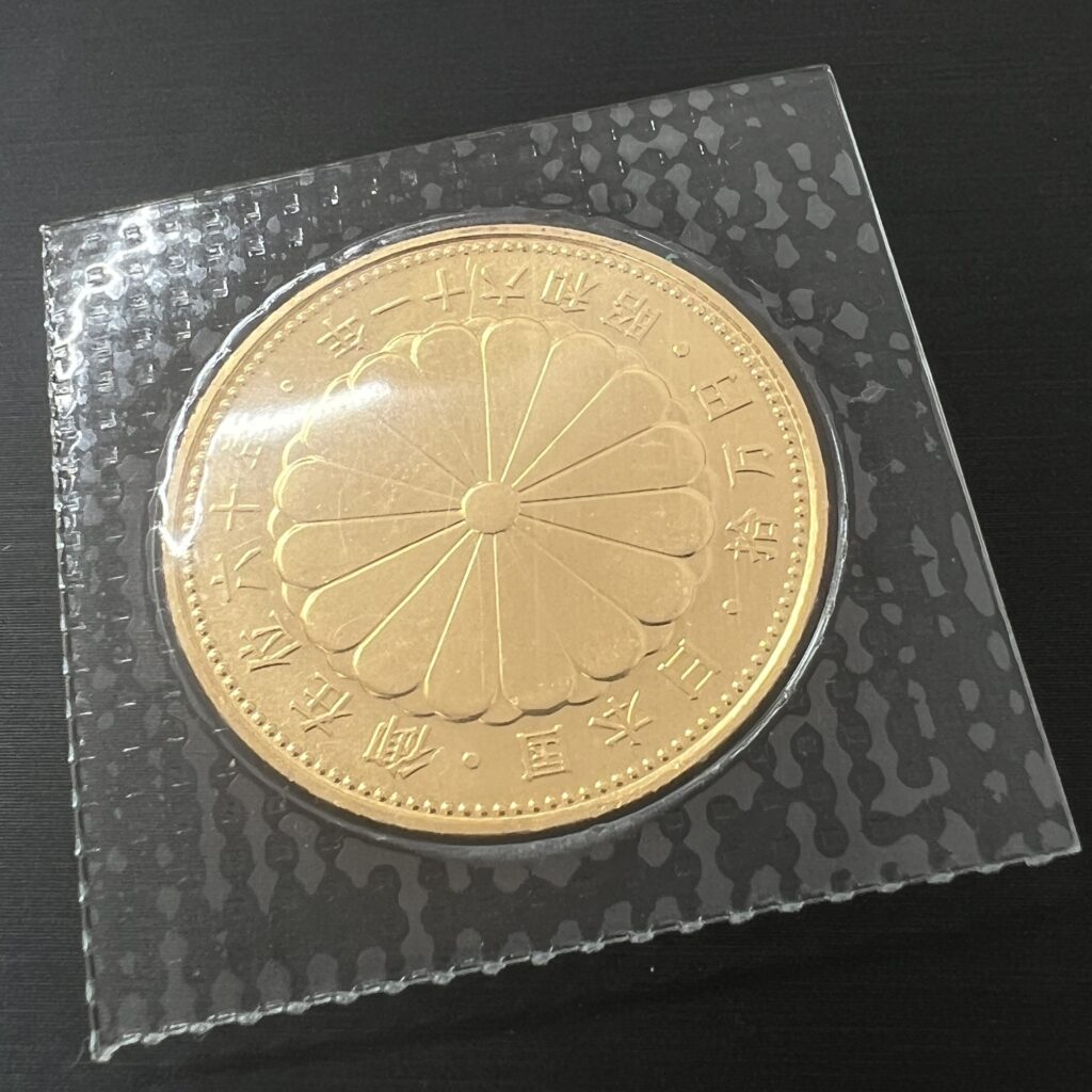 高松市のトレリバで買取した天皇陛下御在位六十年記念10万円金貨。透明なブリスターパックに入った純金K24コインの画像。