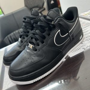 高松市のトレリバで買取したナイキのエアフォース1。黒いレザーアッパーと白いソールのスニーカーの画像。