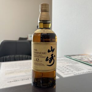 高松市のトレリバで買取したサントリーウイスキー山崎12年。未開封のボトルが1本綺麗に置かれた画像の写真。