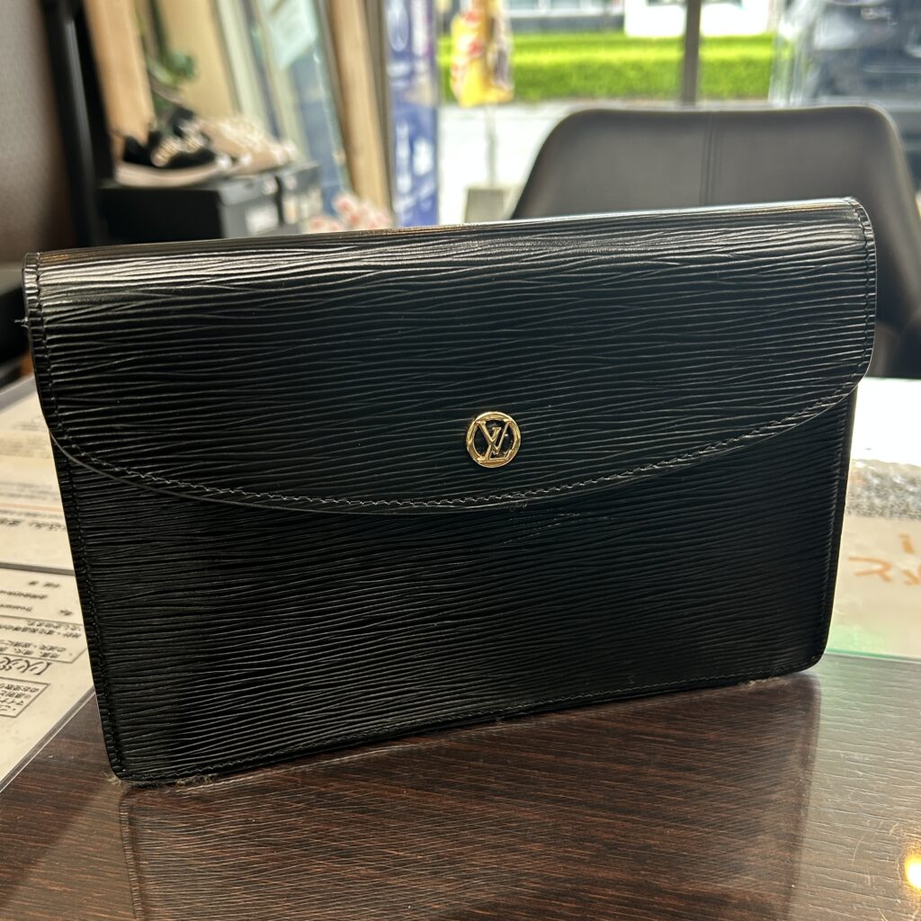 高松市のトレリバで買取したルイ・ヴィトン（LOUIS VUITTON）のクラッチバッグ「モンテーニュ23」。エピレザーのノワール本体と金色のLV金具の画像。