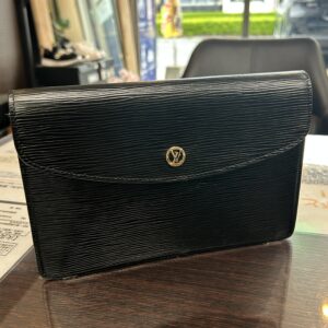 高松市のトレリバで買取したルイヴィトンのクラッチバッグ「モンテーニュ23」。エピレザーのノワール本体とLVサークル金具の画像。