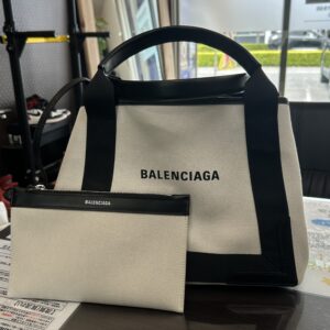 高松市のトレリバで買取したバレンシアガのネイビーカバS。キャンバストートバッグと前面に置かれた付属ポーチの画像。