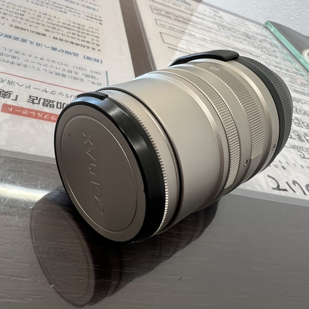 高松市のトレリバで買取したCONTAX（コンタックス）の一眼レフレンズ。チタンシルバーの金属鏡胴とCONTAXロゴ入りフロントキャップの画像。