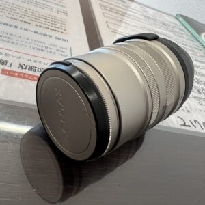 高松市のトレリバで買取したCONTAXの一眼レフレンズ。チタンシルバーの鏡胴とCONTAX刻印入りメタルキャップの画像。
