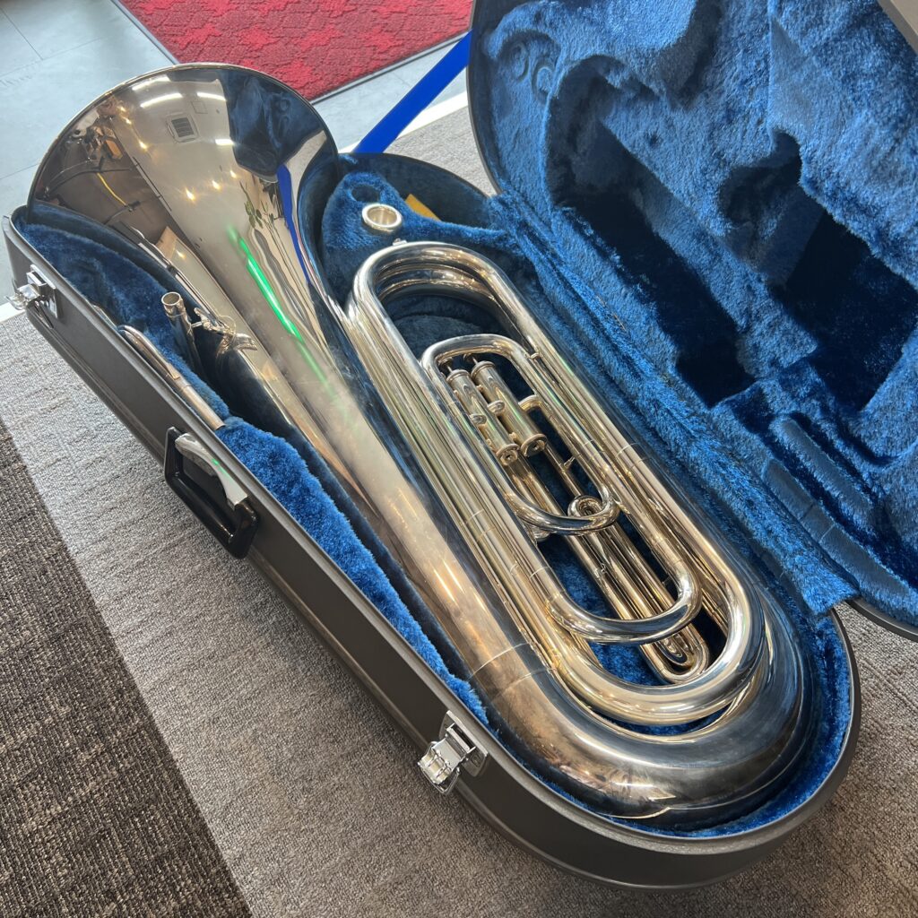 高松市のトレリバで買取したヤマハ（YAMAHA）の金管楽器チューバ。ブルーの布製ハードケースに入った大型楽器の画像。