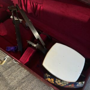 高松市のトレリバで買取した三つ折れ三味線。赤いベロア内装のハードケースに収納された和楽器の画像。