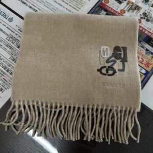 高松市のトレリバで買取したエルメスのマフラー「Hパズル レクトヴェルソPM」。ベージュカラーの本体とHパズルモチーフパッチワークの画像。