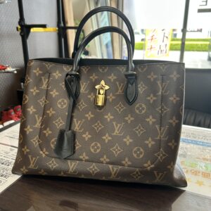 高松市のトレリバで買取したルイ・ヴィトンのフラワートート。モノグラムキャンバスとノワールレザーハンドル、パドロックの画像。