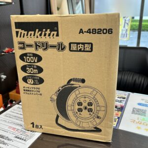 高松市のトレリバで買取したマキタのコードリール（A-48206）。茶色い段ボール箱に入った未使用電動工具の画像。