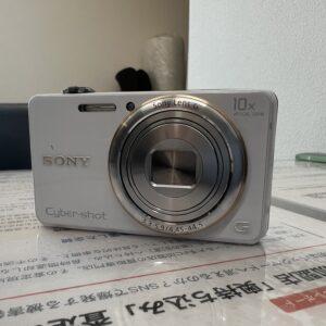 高松市のトレリバで買取したソニーのサイバーショットデジカメ。テーブルの上に置かれたホワイトボディとGレンズの画像。