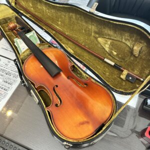 高松市のトレリバで買取したバイオリン。オープンした緑の別珍張りハードケース内に納められたバイオリン本体と弓の画像。