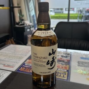 高松市のトレリバで買取したサントリーウイスキー山崎。テーブルの上に置かれた未開封のシングルモルトボトルの画像。