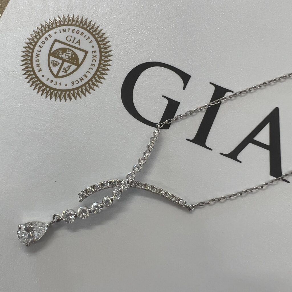 高松市のトレリバで買取したGIA鑑定書付きPTダイヤモンドネックレス。GIAのロゴが入った鑑別書類とプラチナダイヤネックレスの画像。