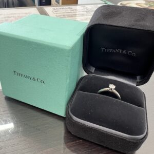 高松市のトレリバで買取したティファニーのソリティアダイヤモンドリング。ティファニーブルーの外箱と黒いケース、プラチナダイヤ指輪の画像。