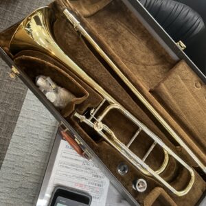 高松市のトレリバで買取したトロンボーン。ブラウンのハードケース内に納められたBachのゴールドトロンボーン本体とスライドの画像。