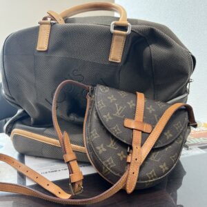 高松市のトレリバで買取したルイ・ヴィトンのバッグ。モノグラム柄のシャンティショルダーバッグと大型ボストンバッグの画像。