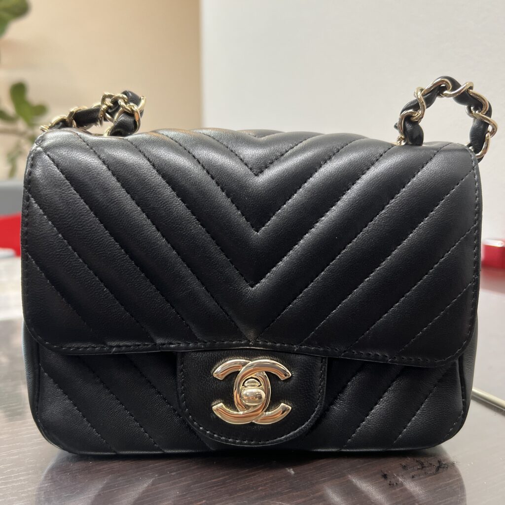高松市のトレリバで買取したシャネルのVステッチミニチェーンショルダーバッグ ブラックとゴールド金具の画像