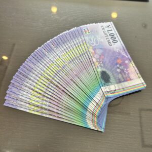 高松市のトレリバで買取したJCBギフトカード。テーブルの上に扇状に広げられた1000円券の大量まとめの画像。