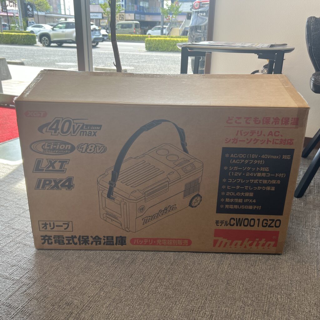 高松市のトレリバで買取したマキタ（makita）の充電式保冷温庫CW001GZO。オリーブカラーの製品が描かれた茶色い段ボール箱パッケージの画像。