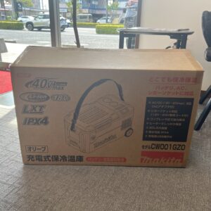 高松市のトレリバで買取したマキタの充電式保冷温庫CW001GZOオリーブ。段ボール箱パッケージの画像。