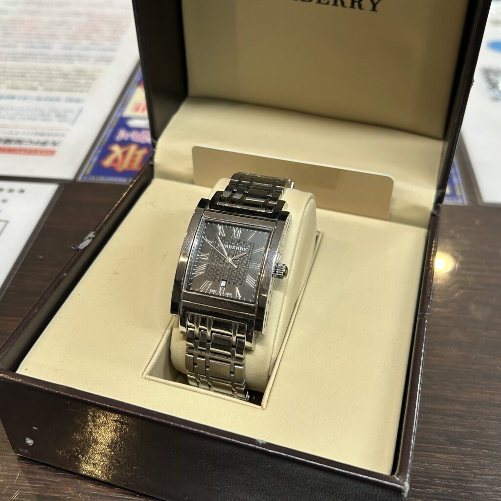 高松市のトレリバで買取したバーバリー スクエアクォーツ腕時計 箱付きの画像