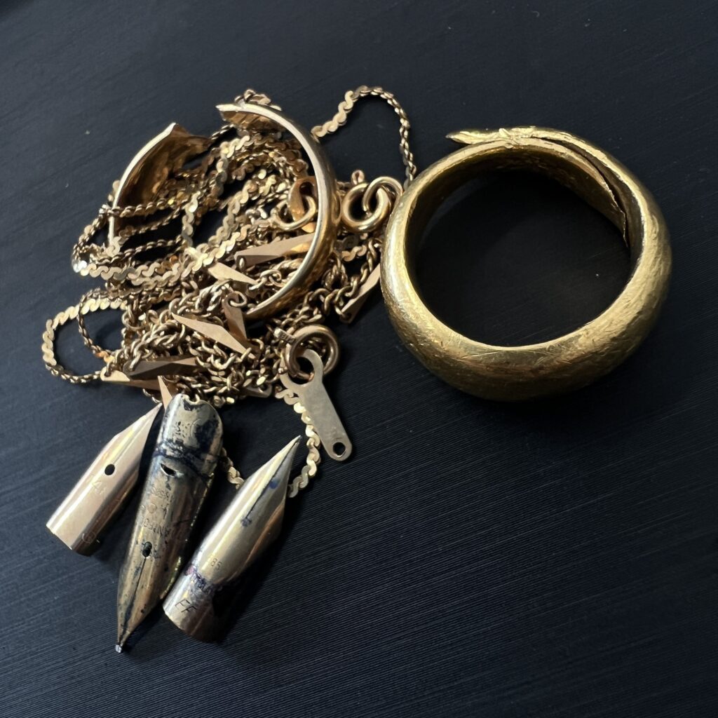 高松市のトレリバで買取した純金リングとK18ネックレス、万年筆の金製ペン先おまとめの画像