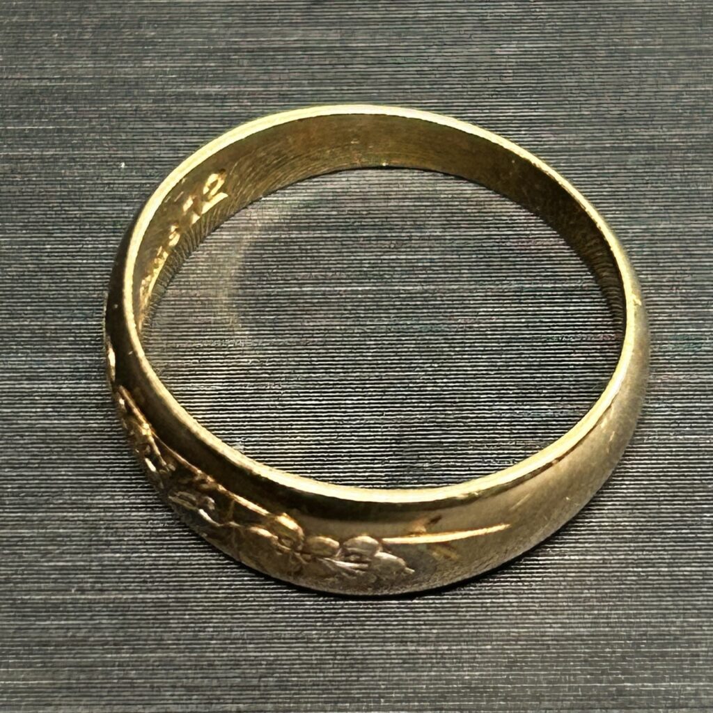 高松市のトレリバで買取したK18彫金甲丸リング変形刻印ありの画像