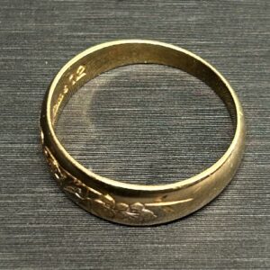 高松市のトレリバで買取したK18彫金甲丸リング変形刻印ありの画像