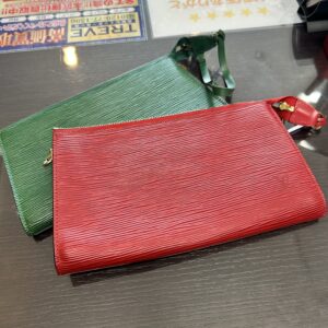 高松市のトレリバで買取したルイヴィトンのエピポシェットアクセソワールポーチ 赤と緑の画像