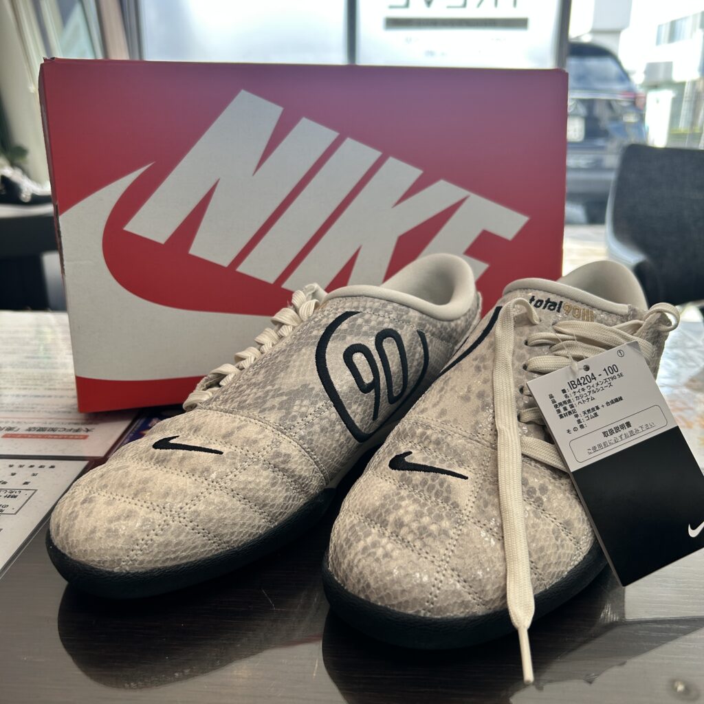 高松市のトレリバで買取したナイキ ウィメンズ トータル90 SE スネークスキン 黒タグ箱付きの画像