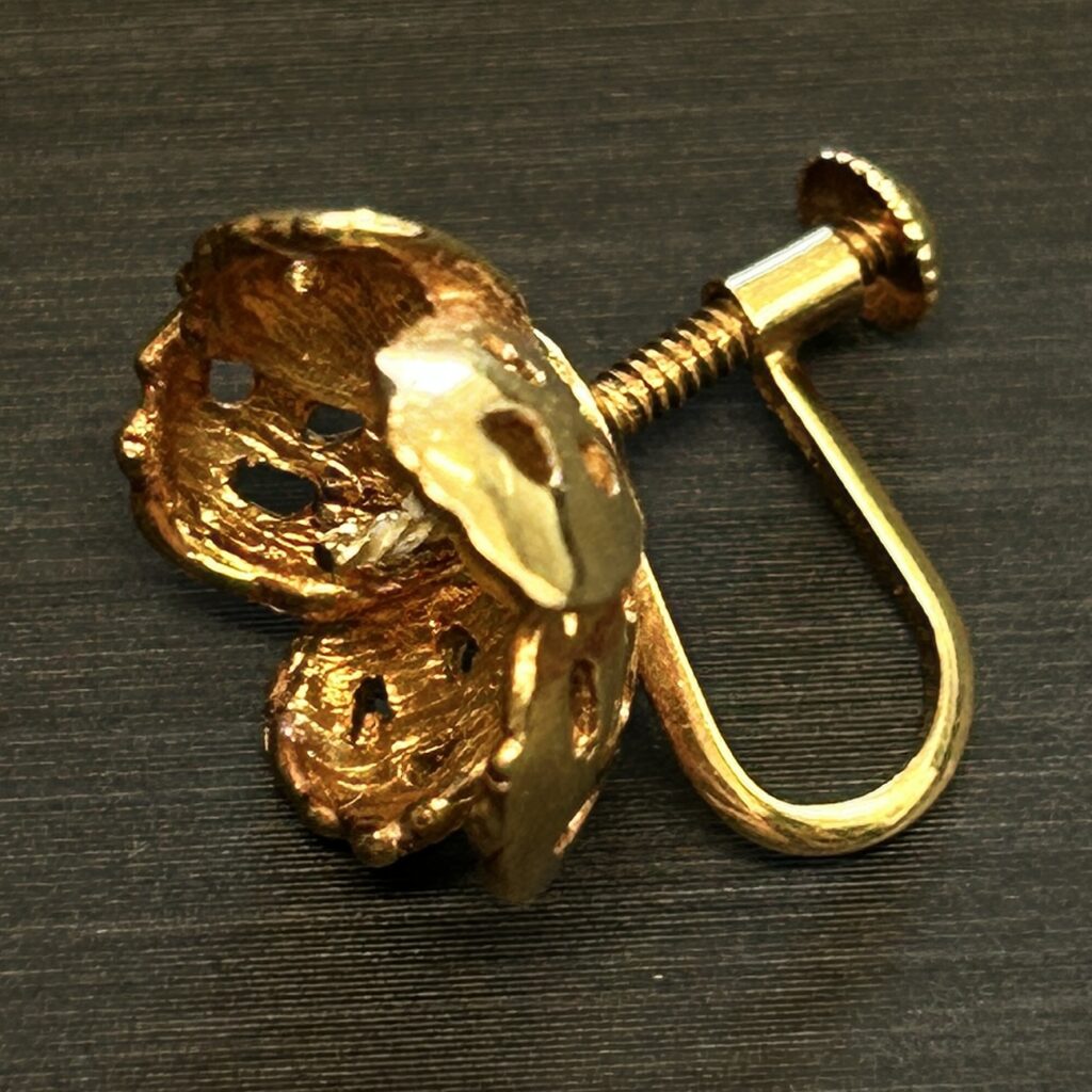 高松市のトレリバで買取したK18片方イヤリングフラワーモチーフの画像
