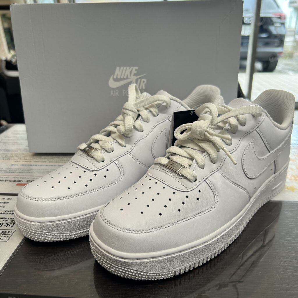 高松市のトレリバで買取したナイキ エアフォース1 CW2288-111 白 未使用元箱の画像
