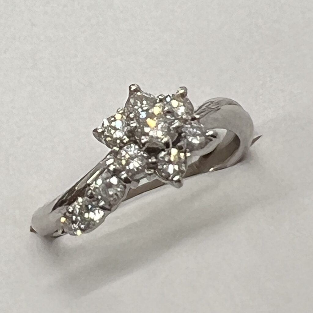 高松市のトレリバで買取したPt900ダイヤモンドフラワーリングの画像